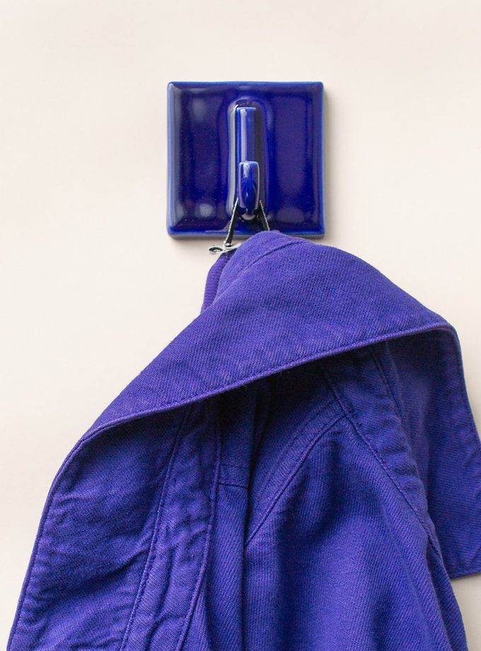 HANGOP wandhaak Studio Lotte Swart Cobalt Blue1