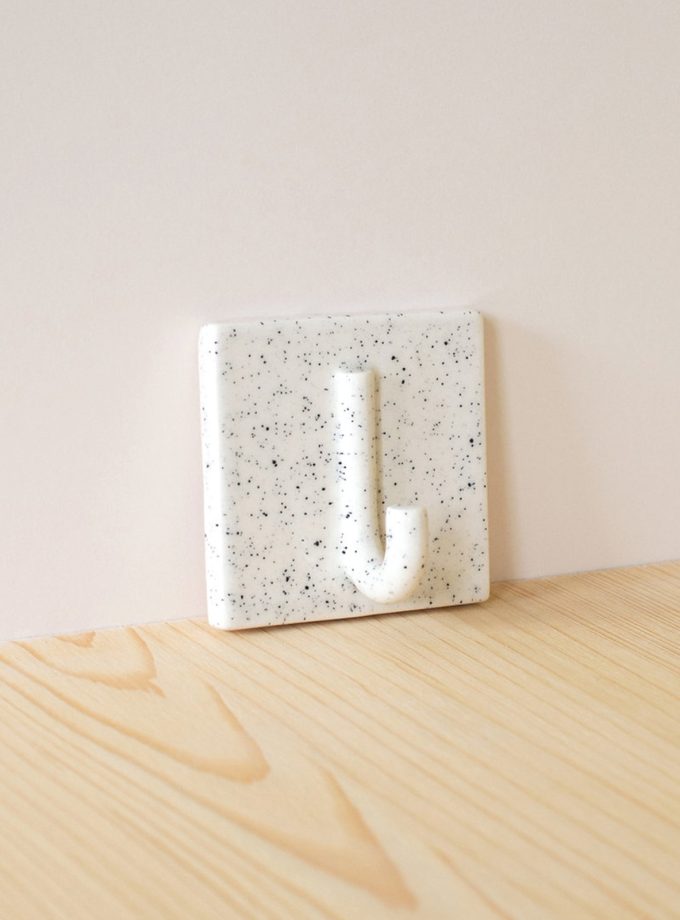 HANGOP wandhaak Studio Lotte Swart Stracciatella