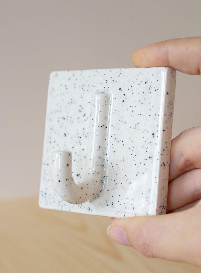 HANGOP wandhaak Studio Lotte Swart Stracciatella