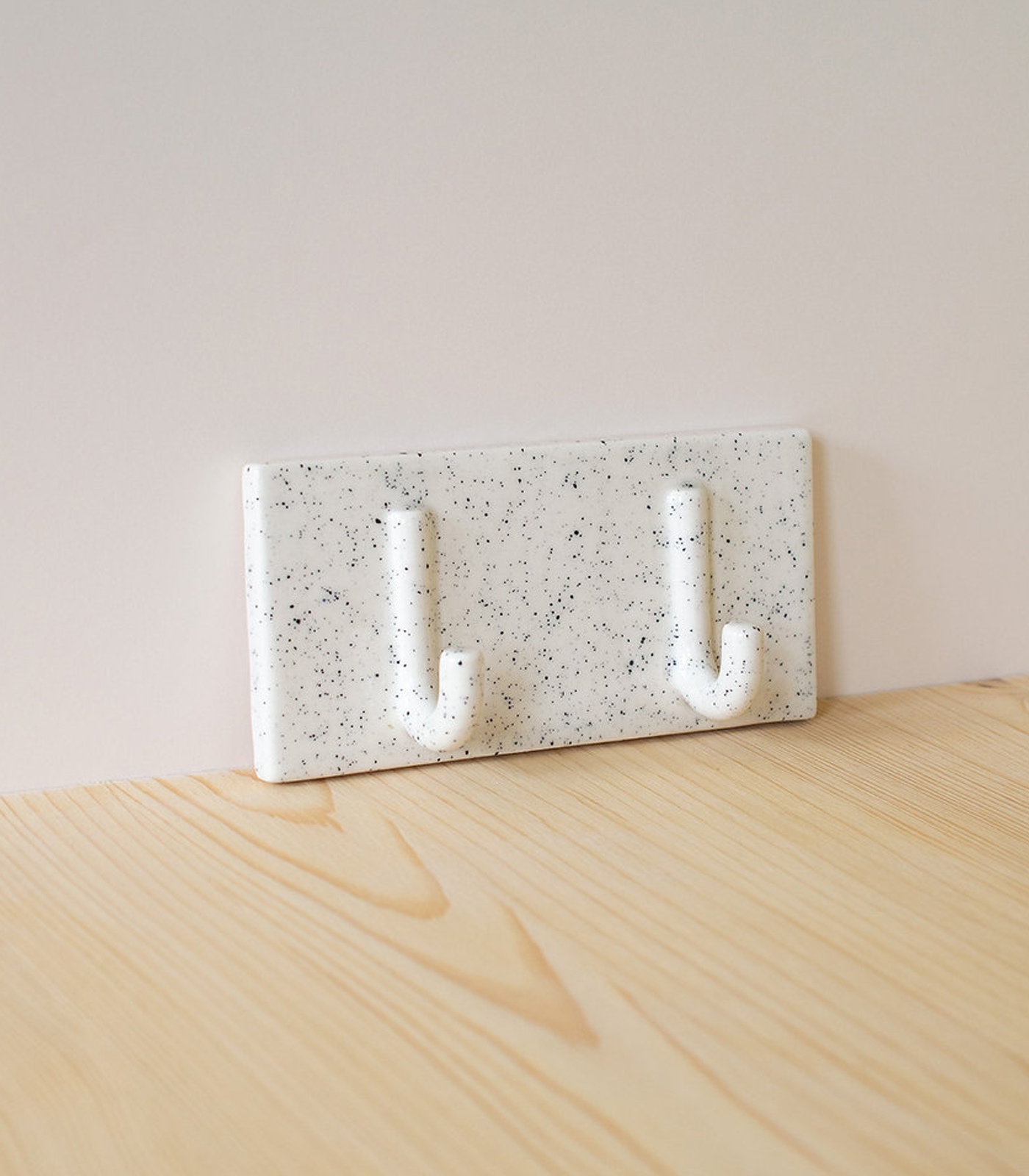 HANGOP wandhaak Studio Lotte Swart straciatella dubbel 2