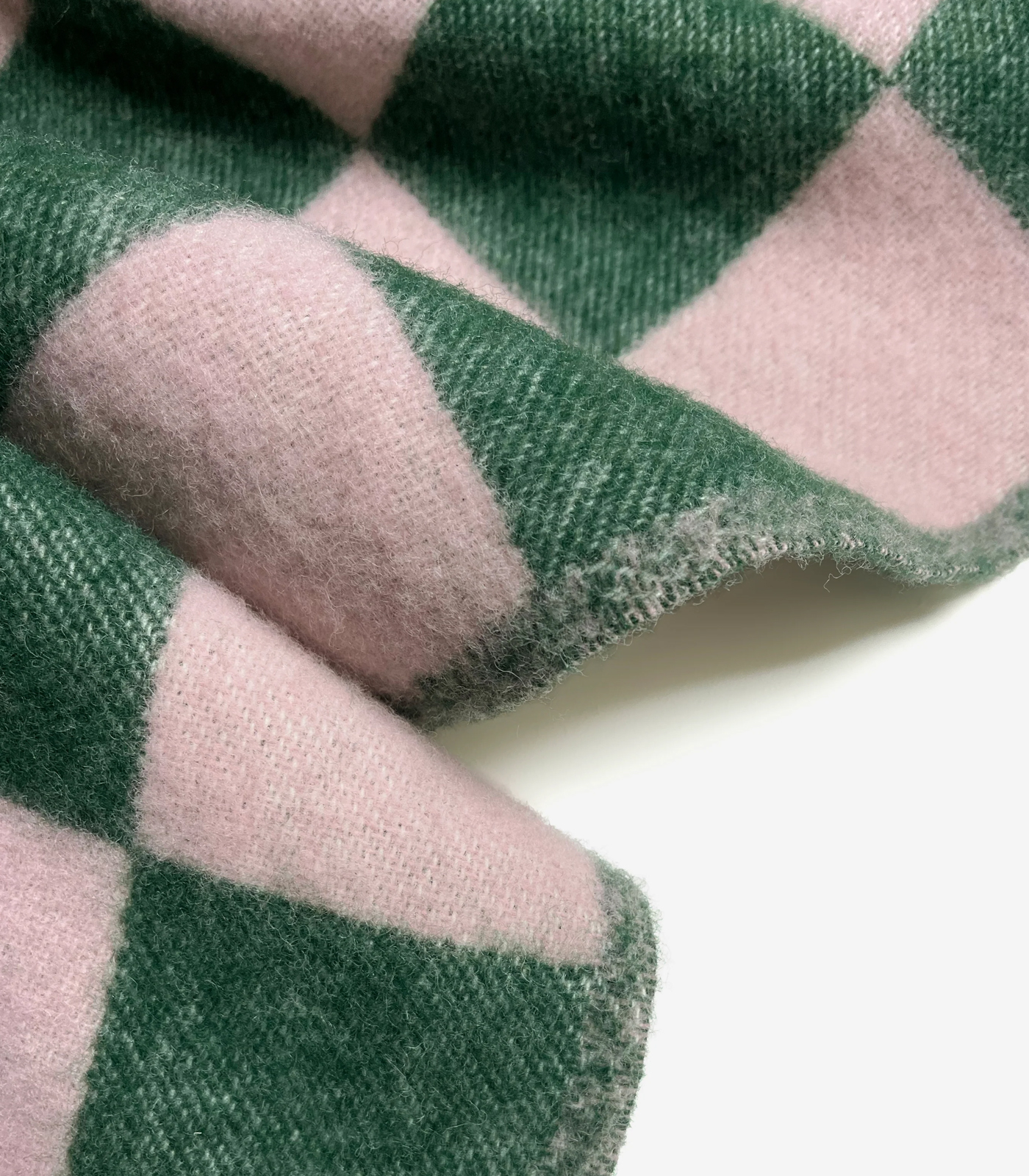 maison-deux-wollen-deken-checkerboard-green-pink-2