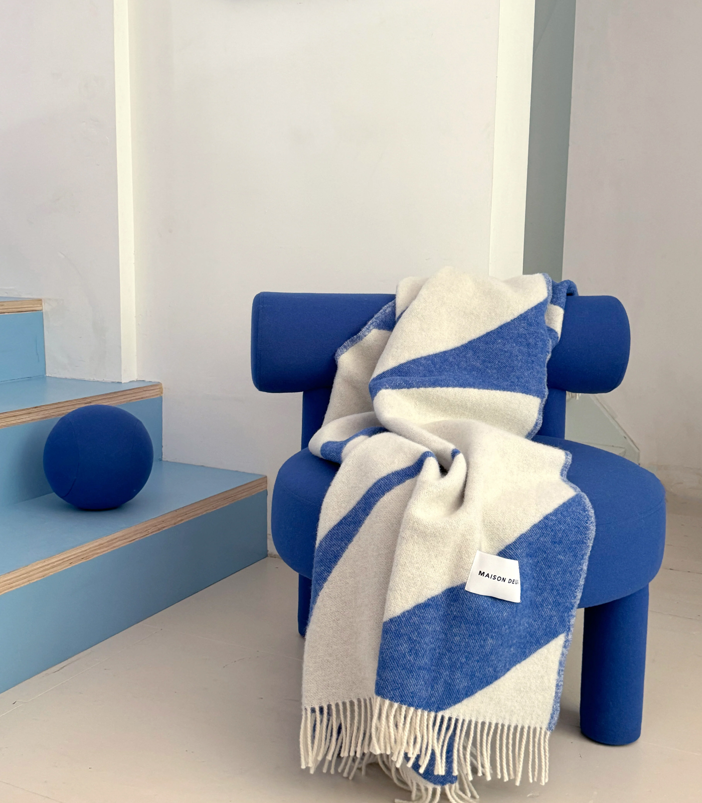 maison-deux-wollen-deken-swirl-cobalt-blue-2