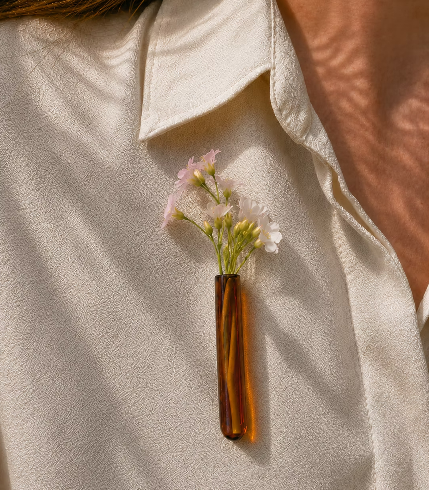 muurbloempjes-bloemenbroche-amber