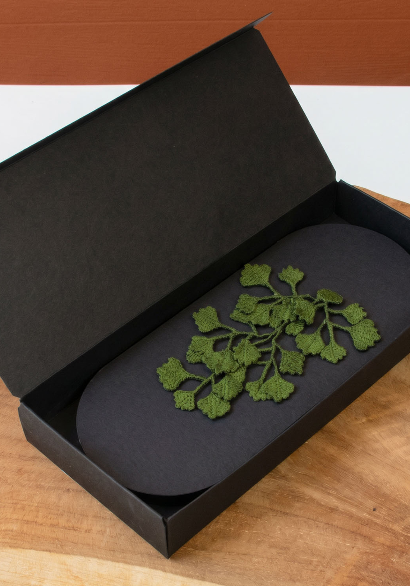 Botanopia-geborduurde-broche-maidenhair-fern-5
