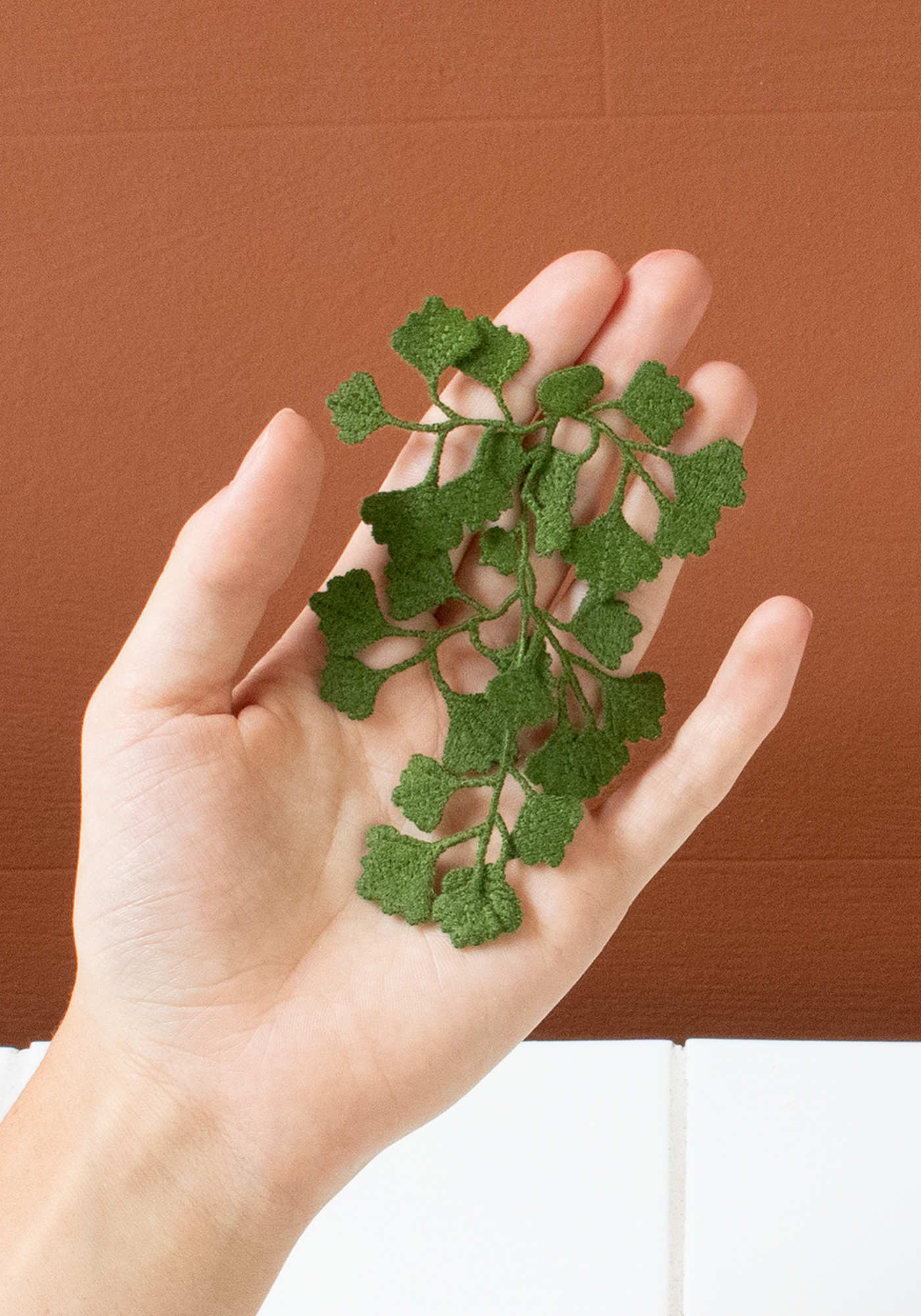Botanopia-geborduurde-broche-maidenhair-fern-5