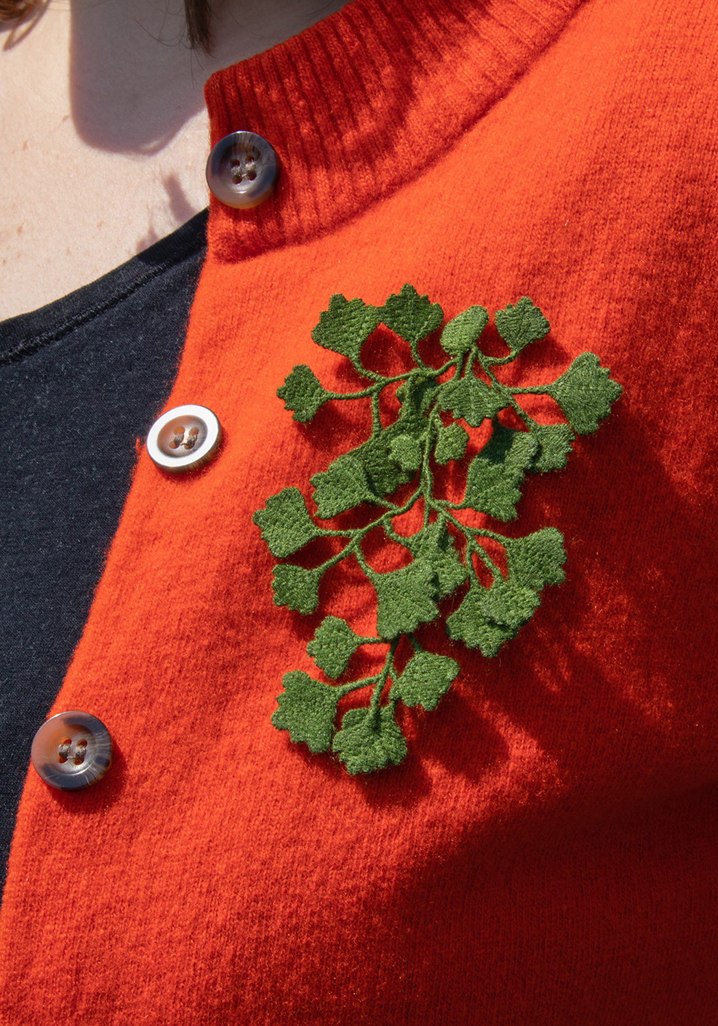 Botanopia-geborduurde-broche-maidenhair-fern-5
