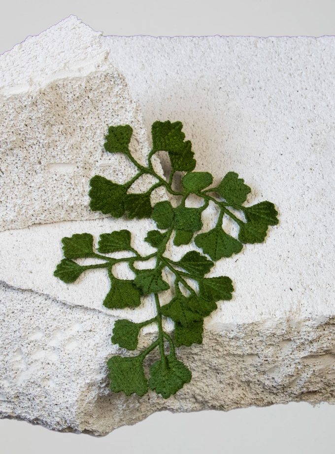 Botanopia-geborduurde-broche-maidenhair-fern
