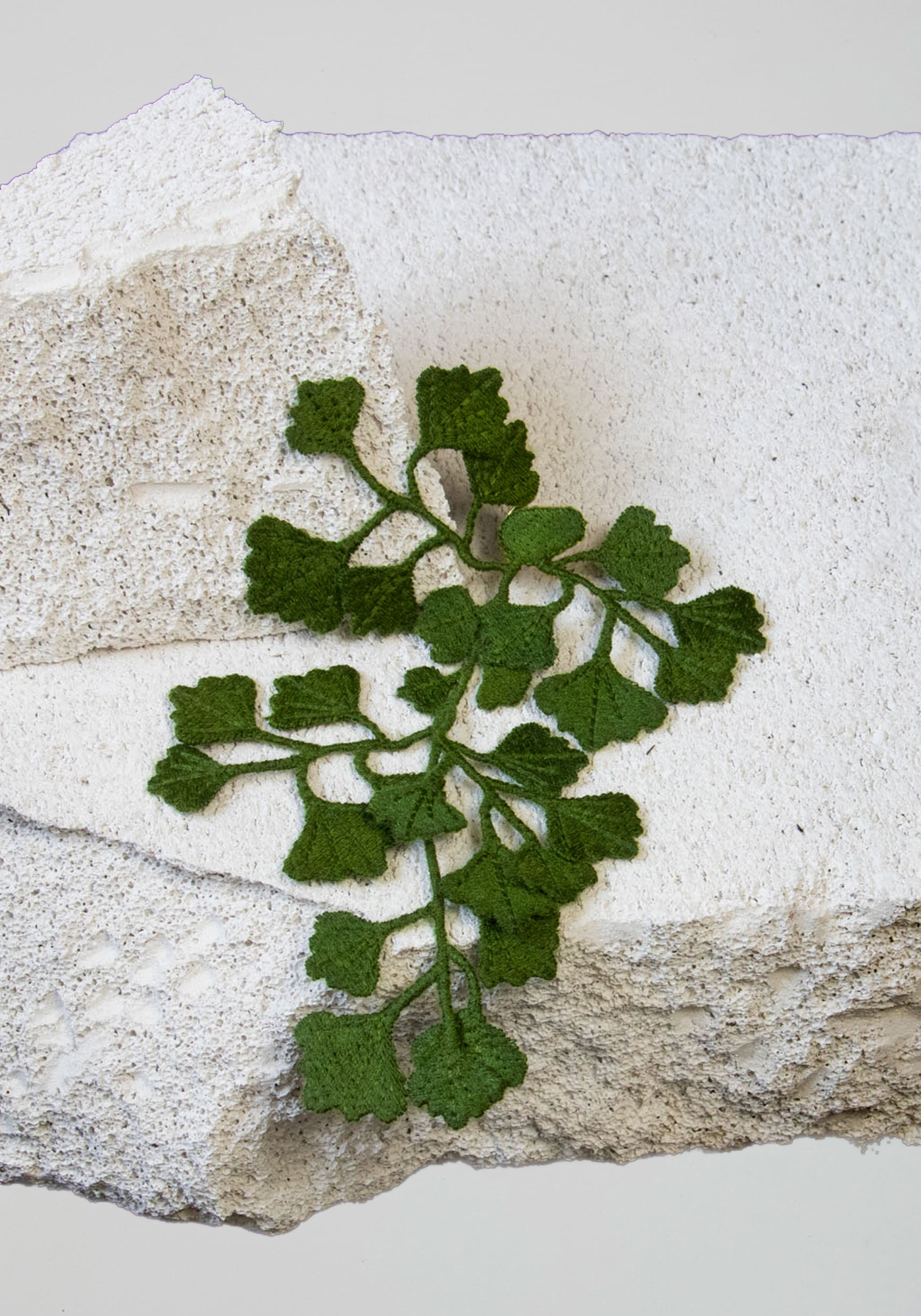 Botanopia-geborduurde-broche-maidenhair-fern
