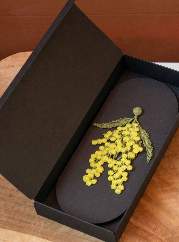 botanopia-geborduurde-broche-mimosa